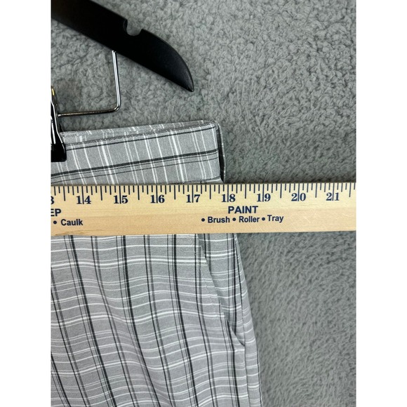 IZOD Golf Shorts Mens 34 Gray Chino Plaid Classic Fit Flat Front Golf Rugby Mens - Picture 3 of 9